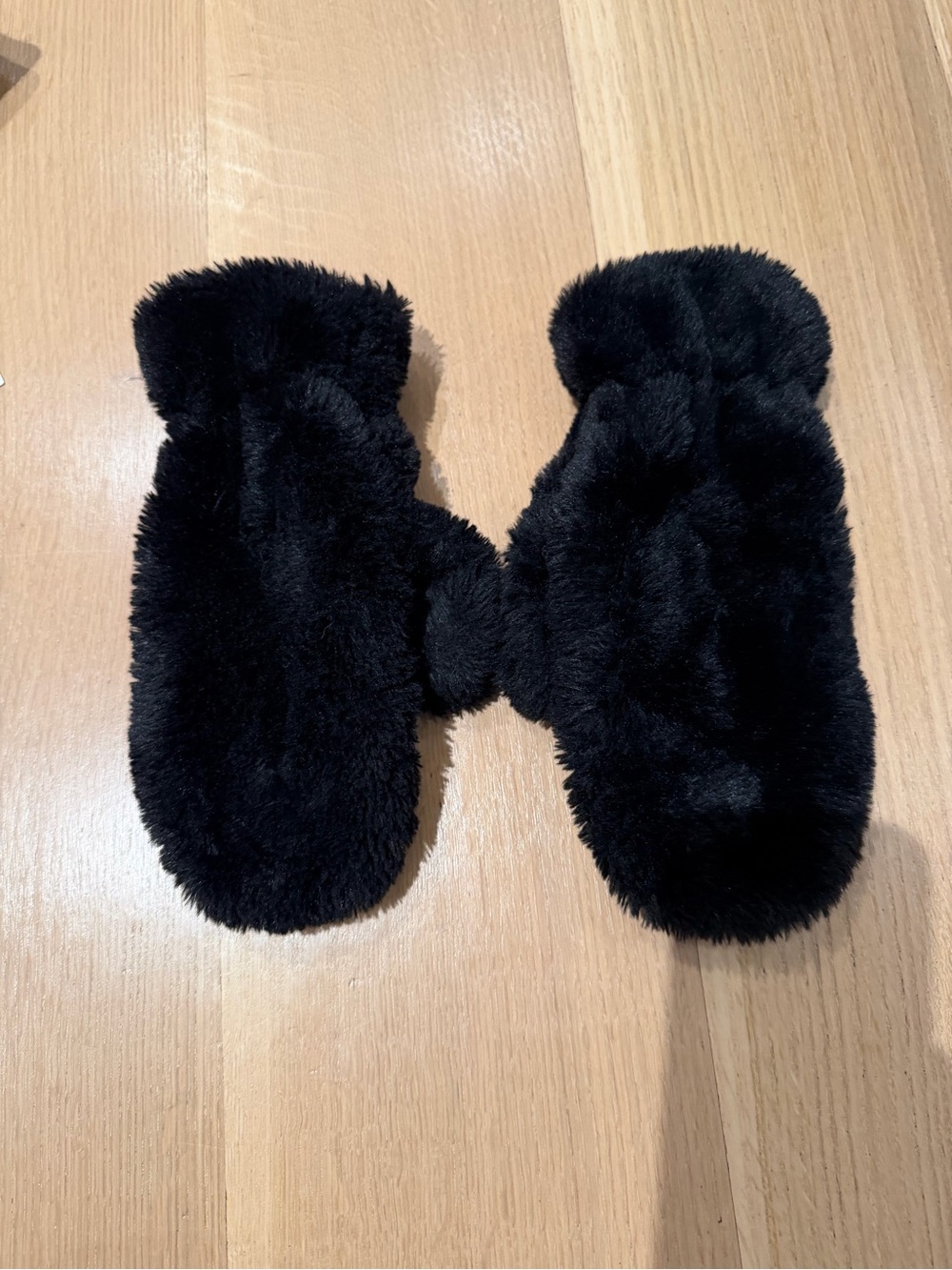 Apparis Black Faux-Fur Kids Mittens